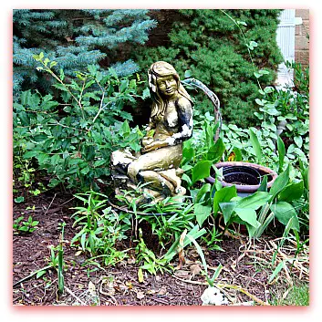 garden statue of Eve